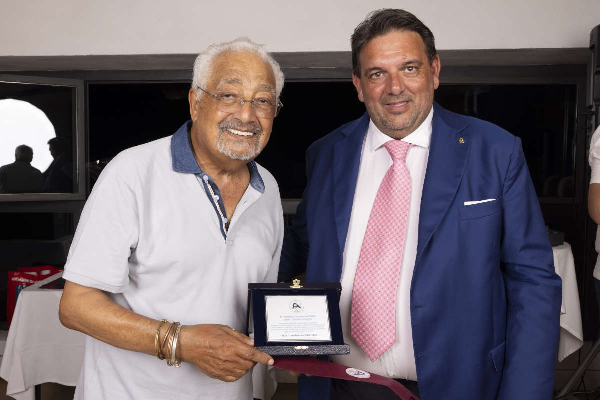 Targa di riconoscimento conferita, in occasione del ventennale dell’Associazione, dal Presidente Maurizio Pannoni al Presidente Onorario Tommaso Mongiovì.
